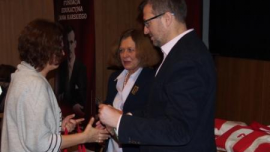Inauguracja projektu „Karski my Hero”.  Prezes fundacji E. Junczyk-Ziomecka i dyrektor MHP R. Kostro. Fot. R. Jurszo