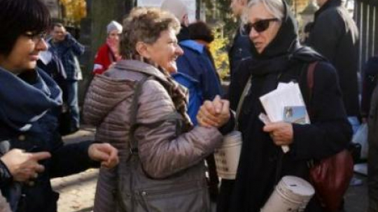 Aktorka Maja Komorowska kwestuje na Powązkach w Warszawie w dzień Wszystkich Świętych. Fot. PAP/P. Supernak