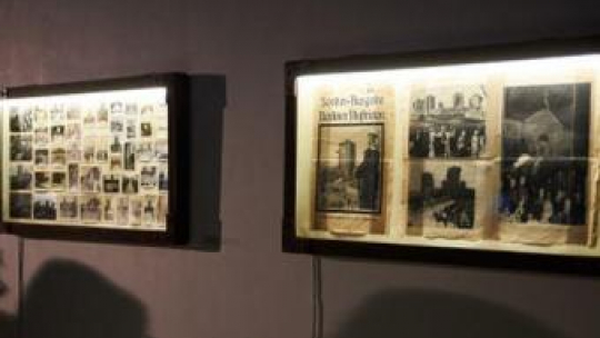 Fragment wystawy Doroty Nieznalskiej „Przeszłość, która nie chce przeminąć” w PGS w Sopocie. Fot. PAP/A. Warżawa