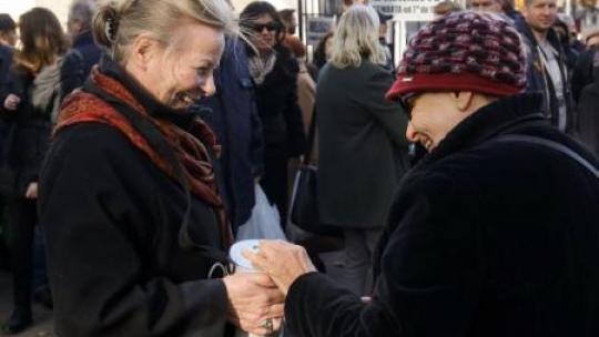 Aktorka Anna Nehrebecka kwestuje na Powązkach w dzień Wszystkich Świętych. Fot. PAP/P. Supernak