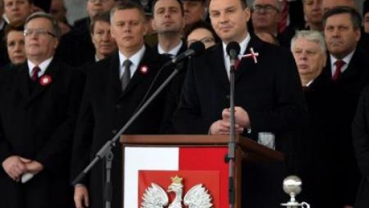 Prezydent RP Andrzej Duda podczas uroczystej odprawy wart przed Grobem Nieznanego Żołnierza. Fot. PAP/R. Pietruszka