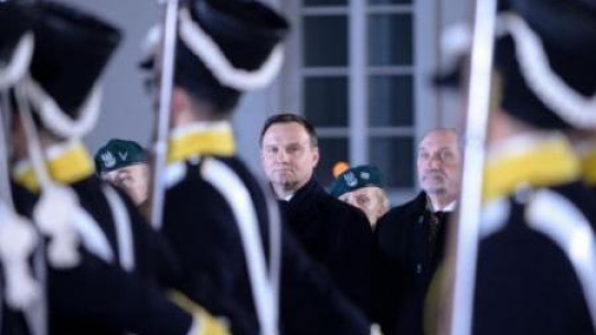 Prezydent Andrzej Duda i minister Antoni Macierewicz podczas uroczystości z okazji Dnia Podchorążego. Fot. PAP/M. Obara