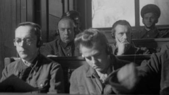 W pierwszym rzędzie oskarżony Artur Liebehenschel (L), komendant obozu od XI 1943 do V 1944 r. Fot. PAP/CAF