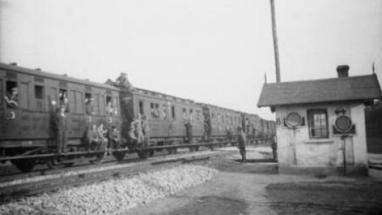 Pociąg z przesiedlonymi w drodze na Ziemie Odzyskane. 1946 r. Fot. PAP/CAF/S. Urbanowicz