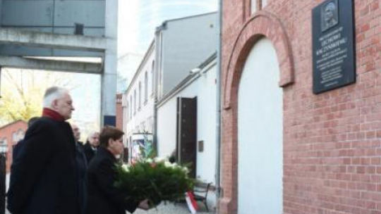 Beata Szydło składa kwiaty pod tablicą upamiętniającą L. Kaczyńskiego. Fot. PAP/R. Pietruszka