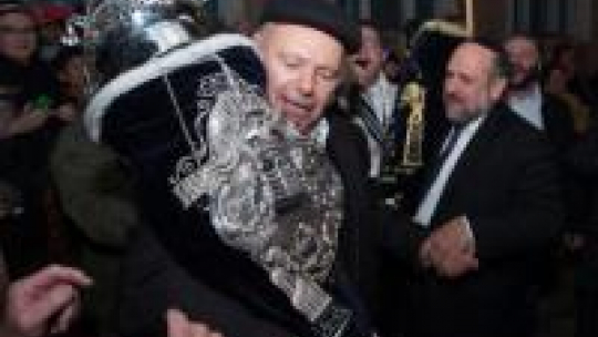 Uroczystość wniesienia nowego zwoju Tory ofiarowanej Gminie Wyznaniowej Żydowskiej w Łodzi. Fot. PAP/G. Michałowski