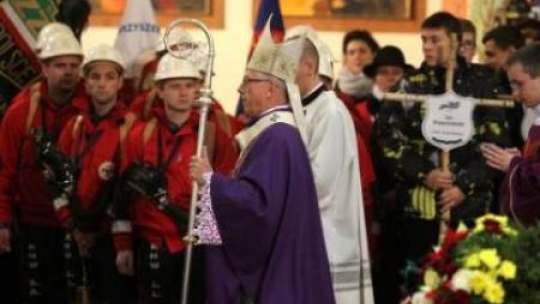 Abp Wiktor Skworc podczas mszy św. w intencji górników z kopalni Wujek zabitych 16 grudnia 1981 r. Fot. PAP/A. Grygiel