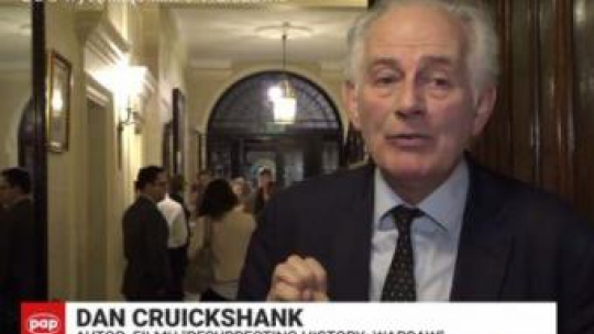 Film o odbudowie Warszawy w BBC Four. Naz djęciu: Dan Cruickshank, autor filmu. Źródło: PAP