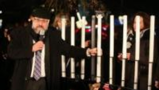 Naczelny Rabin Polski Michael Schudrich podczas uroczystego zapalenia pierwszej świecy chanukowej. Fot. PAP/R. Guz