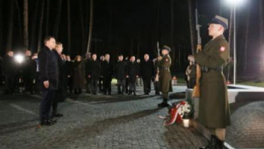 Prezydent Andrzej Duda podczas ceremoni złożenia wieńca na Polskim Cmentarzu Wojennym w Bykowni. Fot. PAP