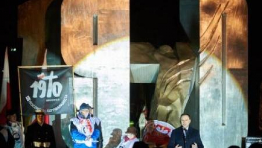 Prezydent Andrzej Duda podczas uroczystości przed Pomnikiem Ofiar Grudnia 1970 w Gdyni. Fot. PAP/A. Warżawa