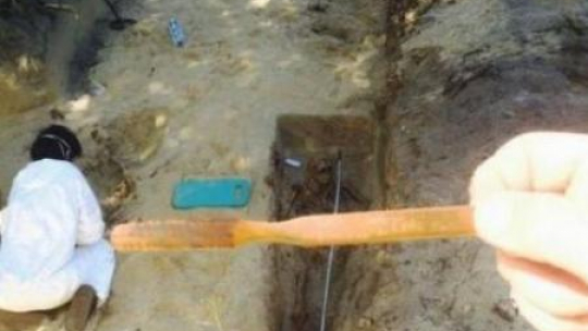 Szczoteczka do zębów znaleziona w masowym grobie na Cmentarzu Bródnowskim w Warszawie. Fot. IPN