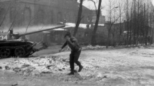 Pacyfikacja Kopalni Wujek 16 grudnia 1981 r. Fot. PAP/M. Janicki 