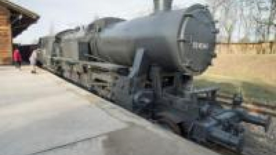 Odnowiony parowóz Ty2-702 wraz z tendrem na Stacji Radegast w Łodzi. Fot. PAP/G. Michałowski