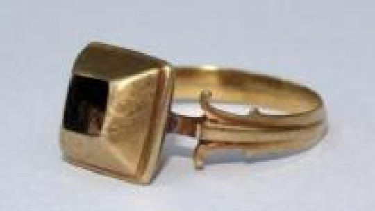 Złoty pierścionek z XVI w., odnaleziony na bielskiej starówce. Fot. Muzeum Historyczne w Bielsku-Białej