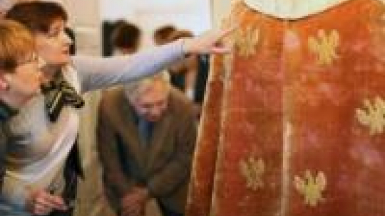 Prezentacja płaszcza koronacyjnego SAP po konserwacji. Fot. PAP/S. Rozpędzik