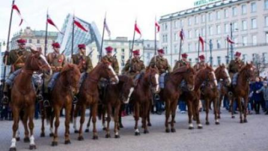 Obchody 97. rocznicy powstania wielkopolskiego: obóz powstańczy na placu Wolności w Poznaniu. Fot. PAP/M. Zakrzewski