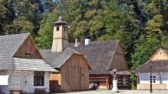 Skansen w Sanoku - Rynek Galicyjski. Fot. PAP/J. Ochoński