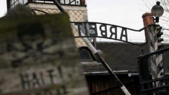 Brama dawnego niemieckiego obozu KL Auschwitz-Birkenau. Fot. PAP/A. Grygiel