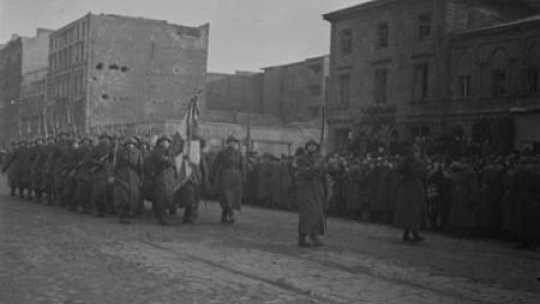 Defilada 1 Armii WP. Warszawa styczeń 1945. Fot. PAP
