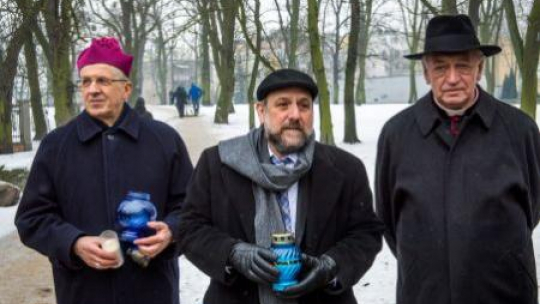 Bp M. Cisło (L), rabin M. Schudrich (C) i bp A. Suski. Toruń, 17.01.2016. Fot. PAP/T. Żmijewski
