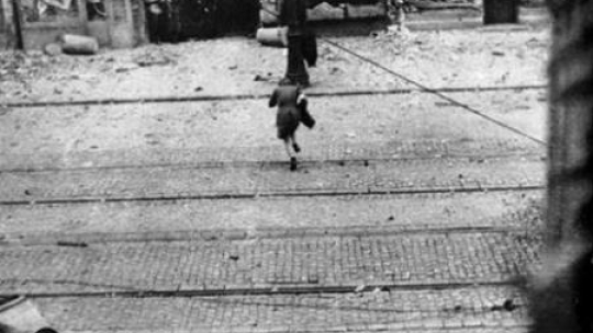  Jerzy Tomaszewski - Łączniczka przebiega pod ostrzałem przez ulicę Nowy Świat. Źródło: IPN