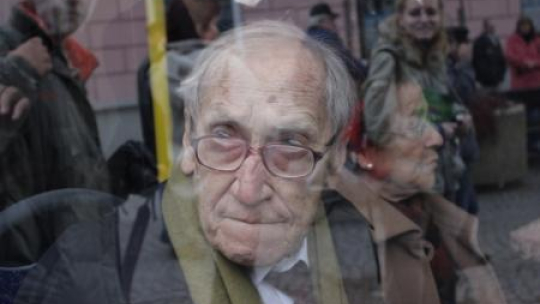 Prof. L. Kołakowski podczas wycieczki po Radomiu 2007 r. Fot. PAP/P. Dupernak