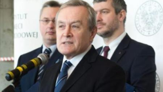 Wicepremier P. Gliński (C), wiceprezes IPN P. Ukielski (P) i W. Gerlicz. Łódź, 22.01.2016. Fot. PAP/G. Michałowski