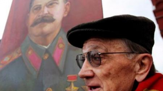 Rosyjscy komuniści z portretem Stalina na Placu Czerwonym w Moskwie. Fot. PAP/EPA