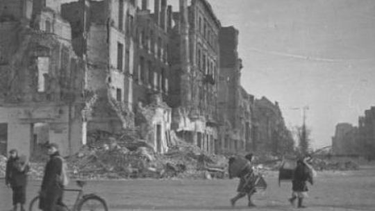 Warszawa, wiosna 1945 r. Fot. PAP/CAF