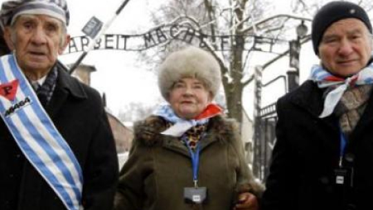Byli więźniowie niemieckich obozów podczas uroczystości 70. rocznicy wyzwolenia KL Auschwitz. Fot. PAP/A. Grygiel
