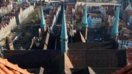 Widok na dachy Bazyliki Mariackiej i kamienice na starówce w Gdańsku z wieży Bazyliki Mariackiej. Fot. PAP/A. Warżawa