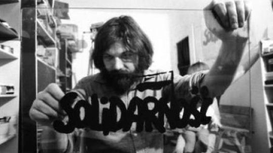 Jerzy Janiszewski, autor znaku Solidarność. Gdańsk, marzec 1981 r. Fot. PAP/CAF/J. Uklejewski
