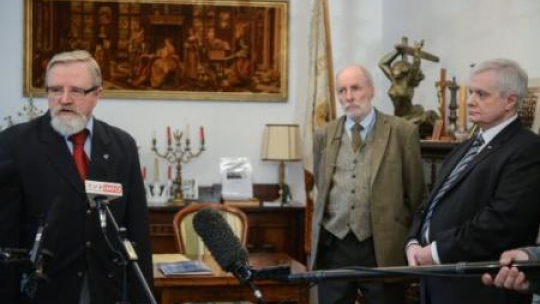 Dyrektor Archiwum Akt Nowych Tadeusz Krawczak (L) oraz Maciej Ciołek (2P) i Tomasz Chlebowski (P). Fot. PAP/J. Kamiński