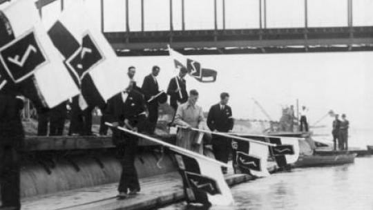 II Światowy Zjazd Polaków z Zagranicy – flagi ze znakiem Rodła, symbolem Związku Polaków w Niemczech. 1934 r. Fot. NAC