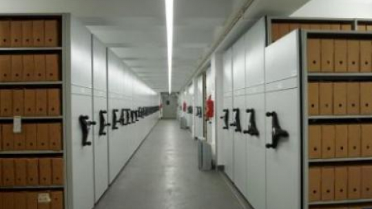 Segregatory z aktami osobistymi i operacyjnymi SB w archiwum oddziału IPN w Gdańsku. Fot. PAP/A. Warżawa