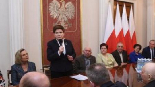 Premier Beata Szydło i minister Anna Maria Anders podczas spotkania z repatriantami. Fot. PAP/R. Pietruszka