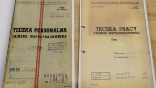 Teczka personalna i teczka pracy TW „Bolka”. Fot. PAP/J. Turczyk