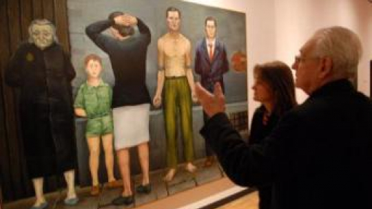 Andrzej Wajda na wystawie „Andrzej Wróblewski 1927-1957, w 50. rocznicę śmierci artysty”.03.2007. Fot. PAP/A. Rybczyński