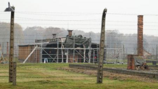 Montaż części baraku więźniarskiego w b. niemieckim obozie Auschwitz II-Birkenau. Fot. PAP/S. Rozpędzik