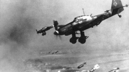 Niemieckie bombowce Junkers Ju-87 w szyku nurkującym. Fot. NAC