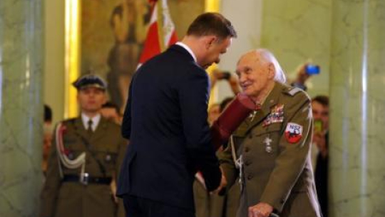 Prezydent Andrzej Duda wręcza nominację na stopień generała brygady płk. Janowi Podhorskiemu z NSZ. Fot. PAP/M. Obara