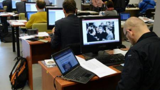 Dziennikarze w czytelni IPN zapoznają się z drugą partią materiałów z domu Czesława Kiszczaka. Fot. PAP/J. Turczyk