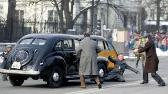 Inscenizacja zamachu na Franza Kutscherę w Alejach Ujzadowskich w Warszawie. Fot. PAP/B. Zborowski