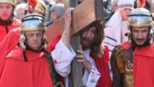 Inscenizacja Misterium Męki Pańskiej przy sanktuarium w Kalwarii Zebrzydowskiej. Fot. PAP/S. Rozpędzik