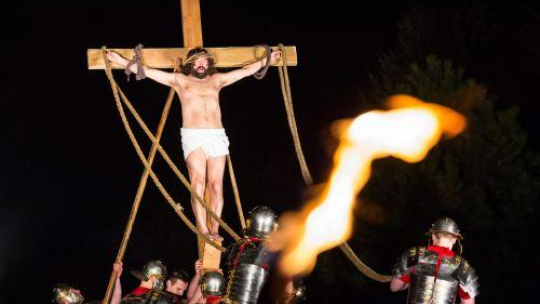 Misterium Męki Pańskiej na poznańskiej Cytadeli. Fot. PAP/M. Zakrzewski