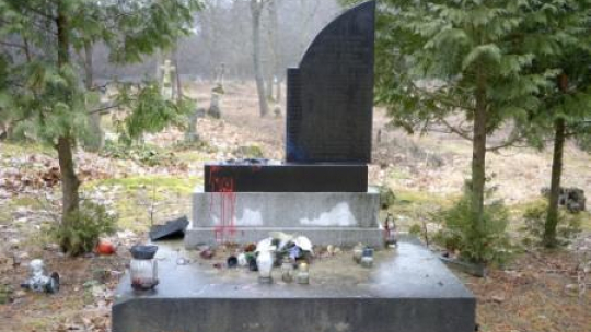 Uszkodzony pomnik żołnierzy UPA na d. cmentarzu greckokatolickim w Mołodyczu. Fot. PAP/D. Delmanowicz