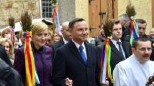 Para prezydencka podczas procesji w trakcie uroczystości Niedzieli Palmowej w Lipnicy Murowanej. Fot. PAP/J. Bednarczyk