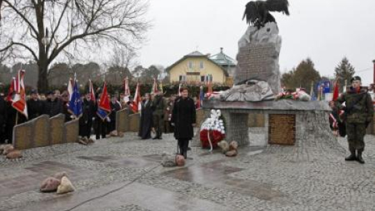 Premier Beata Szydło. Augustów, Pomnik Żołnierzy Polski Podziemnej Poległych na Kresach. 01.03.2016. Fot. PAP/A. Reszko
