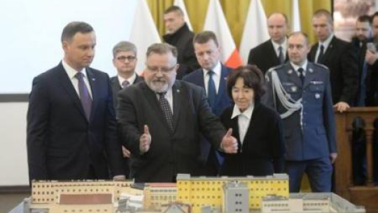 Zofia Pilecka, prezydent Andrzej Duda, Jacek Pawłowski z IPN w gmachu b.aresztu MBP przy Rakowieckiej. Fot.PAP/J.Turczyk